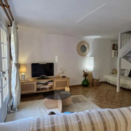 Apartamento Small House Near The